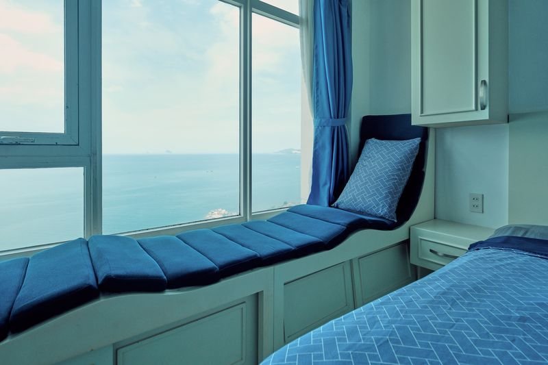Cushioned window daybed with panoramic sea view