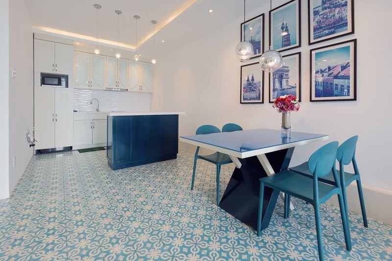 Kitchen with island and dining table by the gallery wall