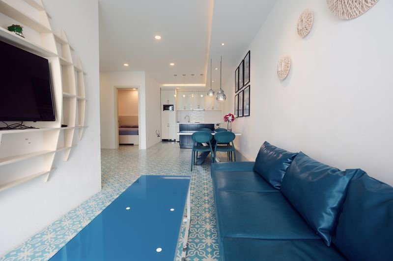 Lounge with navy sofa and glossy blue coffee table